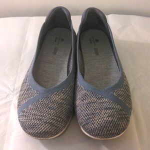 Women's Cloudsteppers by Clarks with CushionSoft Technology size 8 / 39